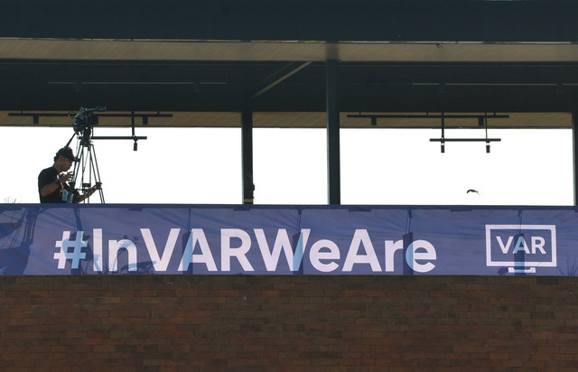 Petugas menyiapkan kamera yang terhubung dengan perangkat Wasit Berbantuan Video (VAR) di Training Center Bali United, Pantai Purnama, Gianyar, Bali, Selasa (14/5/2024). Foto: Fikri Yusuf/ANTARA FOTO
