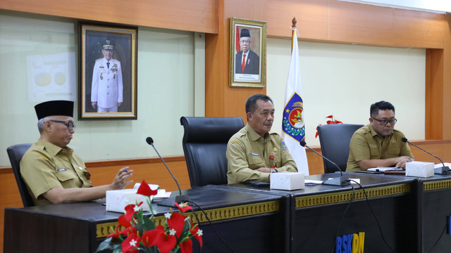 Kepala BSKDN Kemendagri Yusharto Huntoyungo saat memimpin Rapat Evaluasi Capaian Kinerja Triwulan I dan Rencana Kerja Berdasarkan Pagu Indikatif TA 2025 di Aula BSKDN pada Senin (13/5/2024). Foto: Kemendagri RI