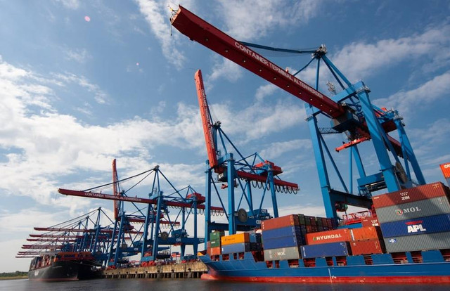 Ilustrasi Tuliskan dan Jelaskan Macam-Macam Kebijakan Perdagangan Internasional       Sumber Unsplash/Kurt Cotoaga