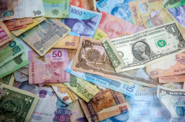 Ilustrasi Mata Uang Asing yang Dipergunakan sebagai Alat Pembayaran Perdagangan Antar Negara Sumber Unsplash/Jason Leung