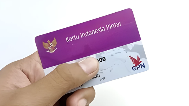 Beasiswa KIP-K. Sumber: Probolinggo - Indonesia, August 16, 2023 : hand holding KIP (Kartu Indonesia Pintar) card or beasiswa in indonesian. isolated white, https://www.shutterstock.com/image-photo/probolinggo-indonesia-august-16-2023-hand-2348267069