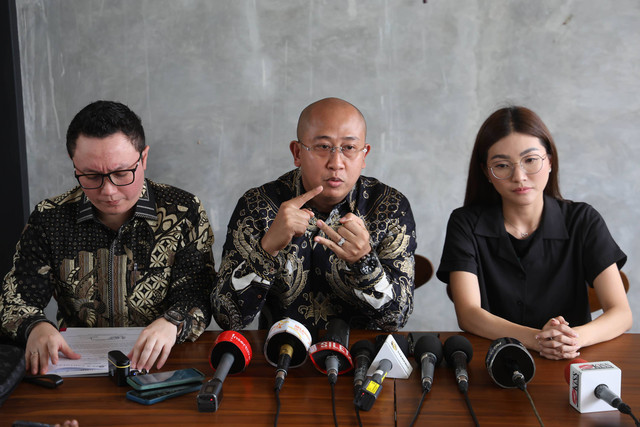Istri dari Ruben Onsu, Sarwendah (kanan) saat memberikan keterangan kepada wartawan terkait menghujat keluarganya di media sosial di kawasan Kebon Jeruk, Jakarta, Rabu, (15/5/2024). Foto: Agus Apriyanto