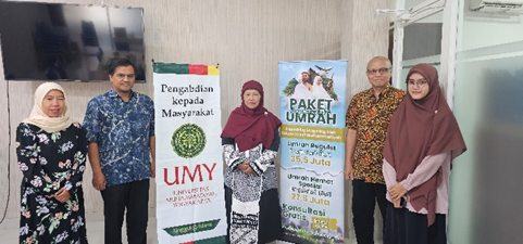Penyerahan Aplikasi SIMAKU-SCM kepada Direktur Keuangan PT.SCMpada tanggal 23 April 2024