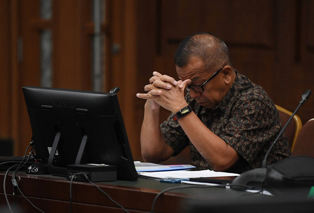 Terdakwa kasus dugaan korupsi pengadaan pesawat CRJ-1000 dan ATR 72-600 di Garuda Indonesia Emirsyah Satar mengikuti sidang lanjutan di Pengadilan Tipikor, Jakarta, Rabu (15/5/2024). Foto: ANTARA FOTO/Akbar Nugroho Gumay