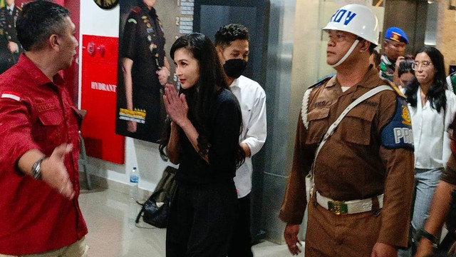 Sandra Dewi usai menjalani pemeriksaan di Kejagung, Jakarta, Rabu (15/5/2024). Foto: Aprilandika Pratama/kumparan