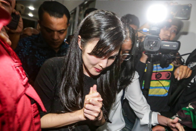 Artis Sandra Dewi berjalan usai menjalani pemeriksaan di Gedung Kejaksaan Agung RI, Jakarta, Rabu (15/5/2024). Foto: Iqbal Firdaus/kumparan