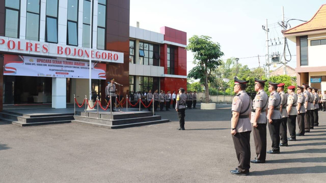 Kapolres Bojonegoro, AKBP Mario Prahatinto, saat pimpin serah terima jabatan (sertijab) pejabat utama dan Kapolsek jajaran di halaman Mapolres Bojonegoro. Rabu (15/05/2024). (Aset: Humas Polres Bojonegoro)