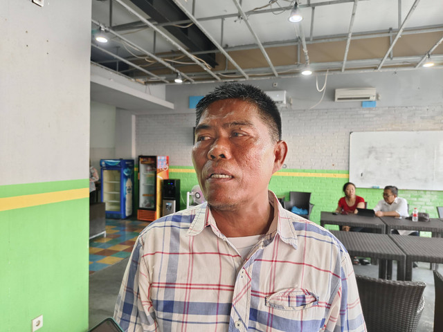 Seorang petani di Desa Wanakerta, Kecamatan Purwadadi, Kabupaten Subang, Calim Sumarlin, saat memberikan keterangan pers kepada wartawan di Cirebon. Foto: Tarjoni/Ciremaitoday