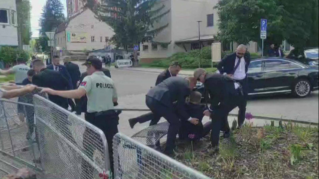 Personel keamanan membawa Perdana Menteri Slovakia Robert Fico (tengah) menuju kendaraan setelah dia ditembak di Handlova pada 15 Mei 2024. Foto: RTVS / AFP