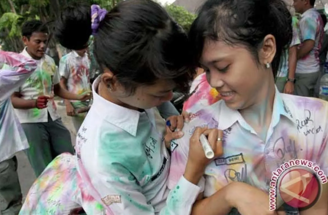 Aksi coret-coret baju siswa SMA. Kadisdikbud Kalbar imbau siswa SMA tidka melakukan konvoi dan coret-coret baju untuk rayakan kelulusan. Foto: Dok. ANTARA