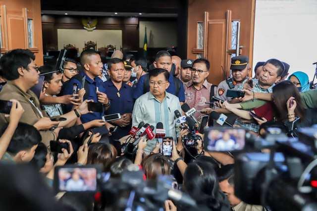 Wakil Presiden RI ke-10 dan ke-12 Jusuf Kalla usai menjalani pemeriksaan sebagai saksi atas terdakwa eks Dirut PT Pertamina, Karen Agustiawan dalam kasus korupsi pengadaan LNG tahun 2011-2021 di Pengadilan Tipikor, Jakarta, Kamis (16/5/2024). Foto: Jamal Ramadhan/kumparan