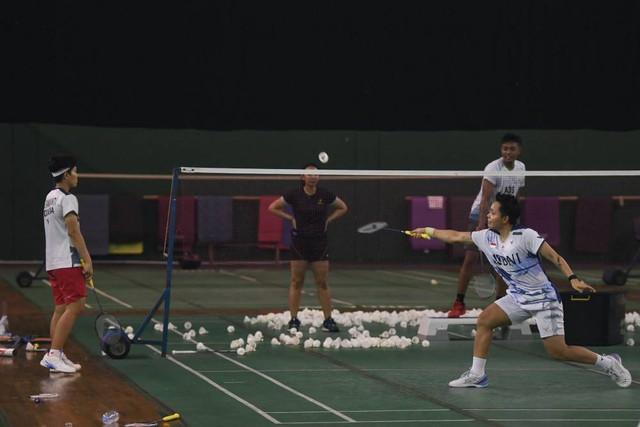 Pebulu tangkis ganda putri Apriyani Rahayu (kanan) dan Siti Fadia Silva Ramadhanti (kiri) berlatih di Pelatnas PBSI Cipayung, Jakarta, Kamis (16/5/2024).  Foto: Wahyu Putro A/ANTARA FOTO