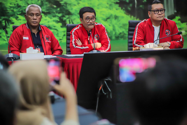 Ketua DPP PDI Perjuangan (PDIP) sekaligus Steering Committee (SC) Rakernas V PDIP Djarot Saiful Hidayat (tengah) menyampaikan keterangan terkait pelaksanaan Rakernas IV PDIP di Kantor DPP PDIP, Jakarta, Kamis (16/5/2024). Foto: Jamal Ramadhan/kumparan