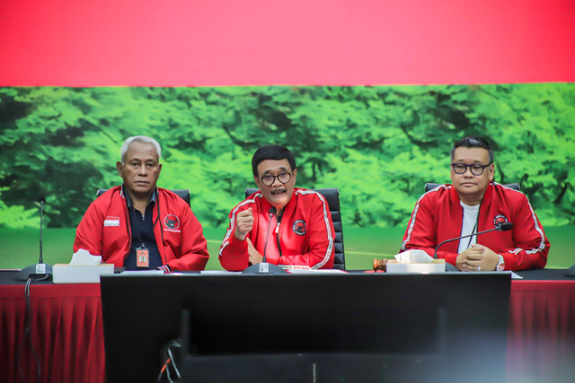 Ketua DPP PDI Perjuangan (PDIP) sekaligus Steering Committee (SC) Rakernas V PDIP Djarot Saiful Hidayat (tengah) menyampaikan keterangan terkait pelaksanaan Rakernas IV PDIP di Kantor DPP PDIP, Jakarta, Kamis (16/5/2024). Foto: Jamal Ramadhan/kumparan