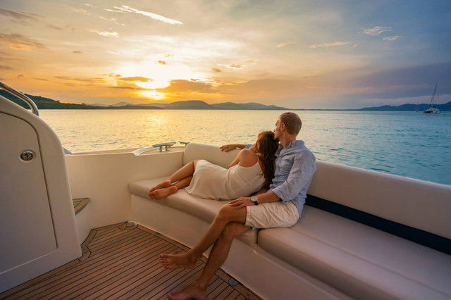 Ilustrasi pasangan liburan di yacht. Foto: upslim/Shutterstock