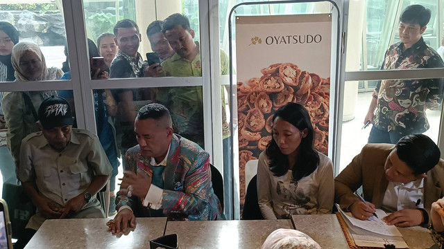 Hotman Paris temui keluarga Vina, Central Park, Jakarta Barat, Kamis (16/5). Foto: Giovanni Funck/kumparan