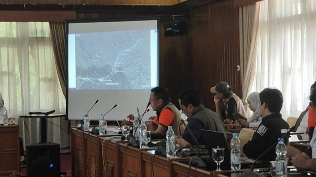 Kapusdatin BNPB, Abdul Muhari, memaparkan dampak banjir lahar dingin Gunung Marapi di Lembah Anai. Foto: Jonathan Devin/kumparan