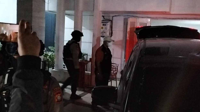 Penyidik KPK menggeledah rumah milik ipar, Syahrul Yasin Limpo, Andi Darussalam, yang berada di Jalan Letjen Hertasning, Kecamatan Rappocini, Makassar, Sulawesi Selatan, Kamis (16/5). Foto: kumparan