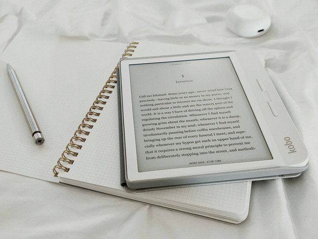 Ilustrasi membaca buku di era literasi baru. Sumber: Unsplash/Spencer