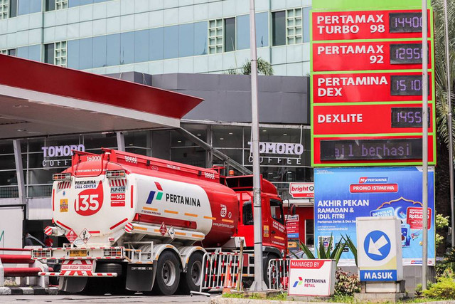 Ilustrasi pengisian bahan bakar di SPBU Pertamina. Foto: Jamal Ramadhan/kumparan