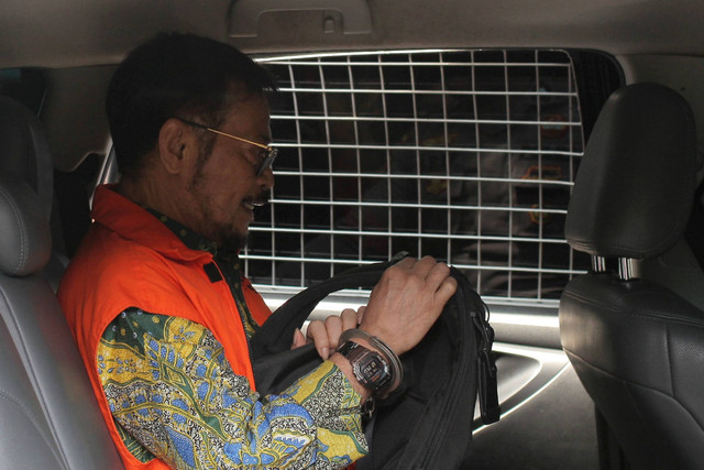 Tersangka kasus dugaan korupsi di Kementerian Pertanian Syahrul Yasin Limpo duduk dalam mobil tahanan usai pemeriksaan di gedung KPK, Jakarta, Jumat (17/5/2024). Foto: Reno Esnir/Antara Foto