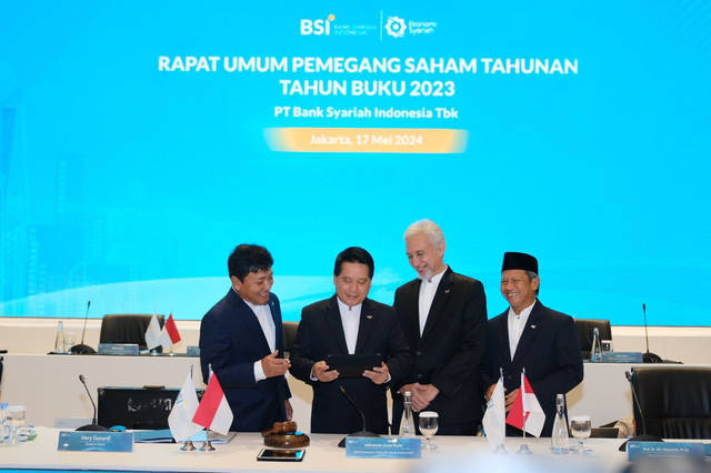 Direktur Utama BSI Hery Gunardi (dua dari kiri) didampingi Wakil Direktur Utama BSI Bob Tyasika Ananta (paling kiri), Wakil Komisaris Utama/Independen BSI Adiwarman Azwar Karim (tiga dari kiri) dan Ketua Dewan Pengawas Syariah BSI Prof. Dr. KH. Hasanudin (paling kanan) berbincang bersama sesaat sebelum pelaksanaan Rapat Umum Pemegang Saham Tahunan Tahun Buku 2023 PT Bank Syariah Indonesia Tbk. Foto: Dok. BSI