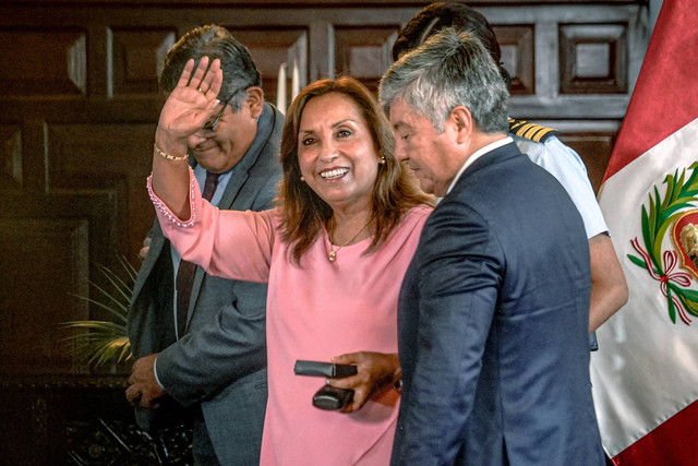 Presiden Peru Dina Boluarte melambaikan tangan ke media setelah konferensi pers di istana pemerintah menyusul pernyataannya kepada kantor kejaksaan, di Lima pada tanggal 05 April 2024. Foto: STRINGER / AFP