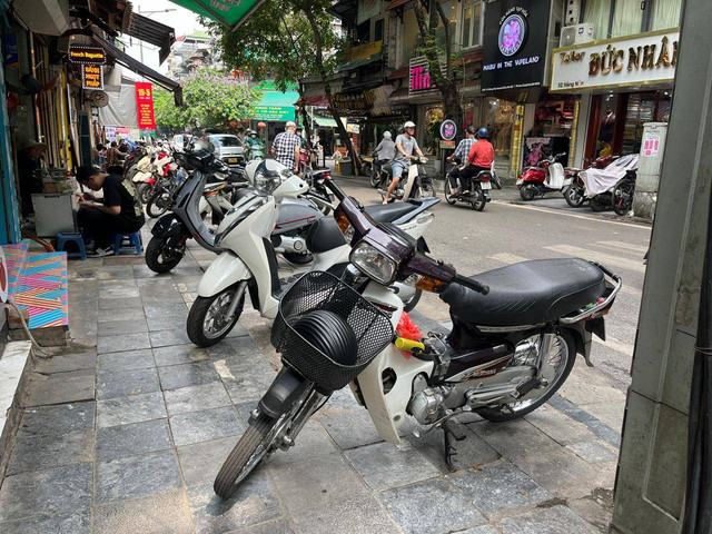 Motor yang parkir di trotoar Hanoi, Vietnam. Foto: Fitra Andrianto/kumparan