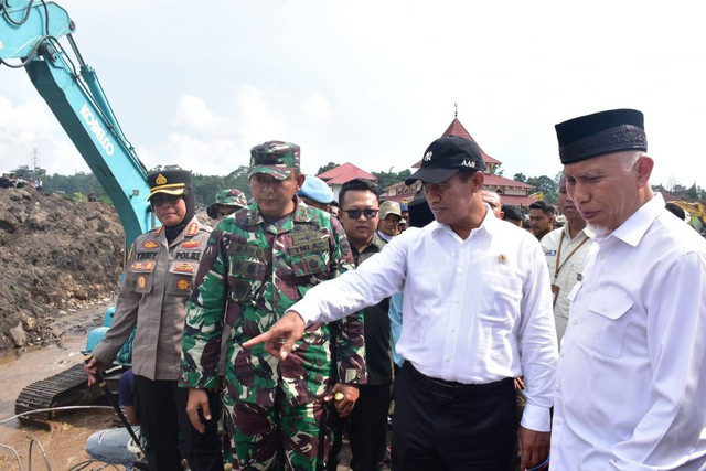 Mentan Andi Amran Sulaiman saat meninjau langsung lokasi banjir dan longsor di Kabupaten Agam, Sumatra Barat, Sabtu (18/5/2024). Foto: Dok. Kementan