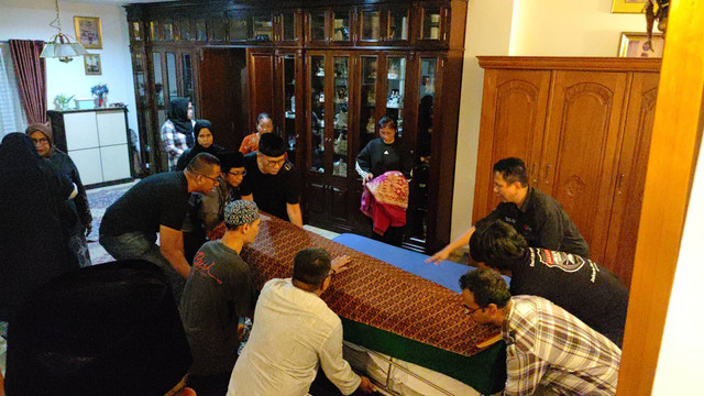 Jenazah Salim Said tiba di rumah duka, Sabtu (18/5/2024) malam. Foto: Jonathan Devin/kumparan