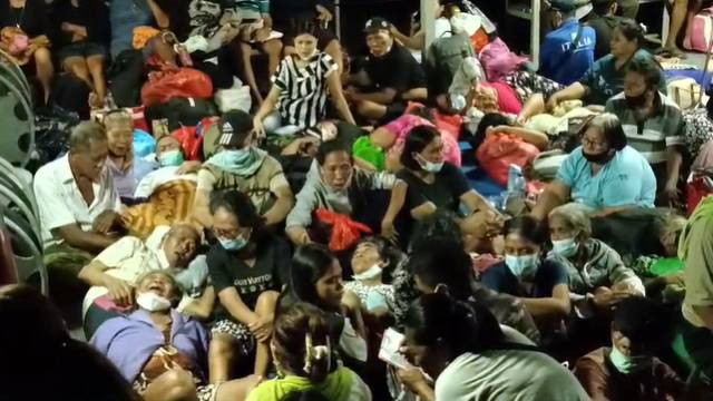 Warga Pulau Tagulandang, Kabupaten Sitaro, saat dievakuasi menggunakan kapal laut usai terjadi erupsi Gunung Ruang.