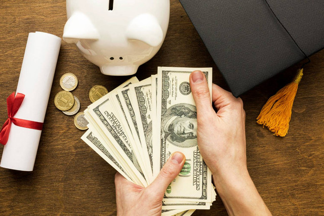 Sumber: https://www.freepik.com/free-photo/flat-lay-piggy-bank-with-academic-cap-banknotes_11152996.htm#fromView=search&page=1&position=1&uuid=42fa98c0-579c-4e97-9ab0-c3ed2dcdc9f0