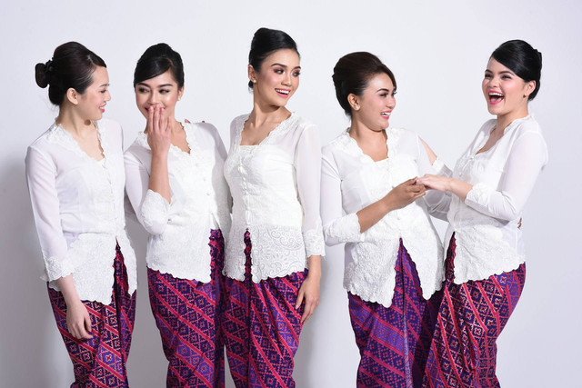 Ilustrasi Makna Baju Kebaya sebagai Pakaian Adat Indonesia. Sumber: Unsplash.com/Abby AR