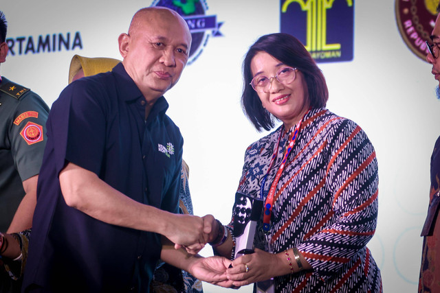 Mewakili Sekretaris Daerah DIY, Kepala Dinas Koperasi dan UKM DIY, Srie Nurkyatsiwi menerima penghargaan yang diberikan langsung oleh Menteri Koperasi dan UKM RI, Teten Masduki, di Jakarta, Jumat (17/05). Foto: Dok. Pemda DIY