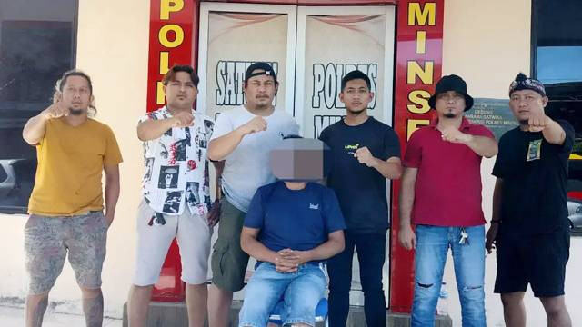 ST alias Ser (duduk), buronan kasus pembunuhan di Minahasa Selatan berhasil ditangkap polisi usai 4 bulan kabur. (foto: dokumen polres minsel)