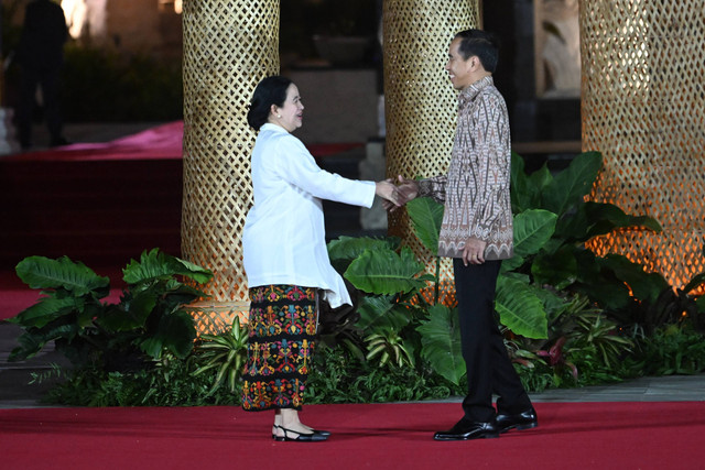 Presiden Joko Widodo berjabat tangan dengan Perwakilan Presiden IPU (Inter-Parliementary Union) Puan Maharani sebelum Welcoming Dinner World Water Forum ke-10 2024 di Taman Budaya Garuda Wisnu Kencana (GWK), Badung, Bali, Minggu (19/5/2024). Foto: Nova Wahyudi/Media Center World Water Forum 2024/ANTARA
