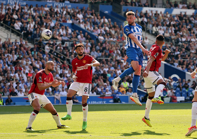 Adam Webster dari Brighton & Hove Albion menyundul bola ke gawang  Manchester United. Foto: David Klein/ REUTERS