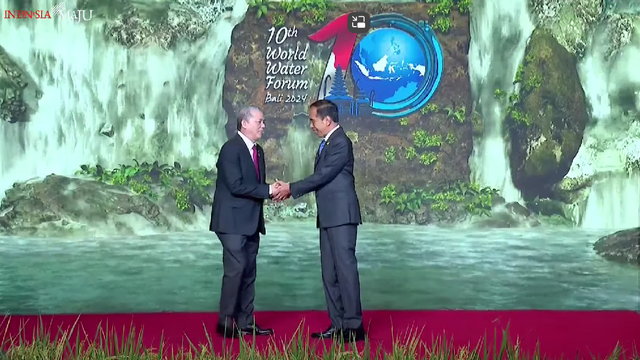 Presiden Joko Widodo berjabat tangan dengan Wakil Perdana Menteri Malaysia Dato Sri Haji Fadillah Bin Haji Yusof dalam Opening Ceremony World Water Forum (WWF) ke-10. Foto: YouTube/Sekretariat Presiden