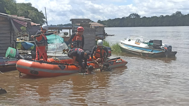 Tim SAR saat menemukan mayat korban. Balita berusia 4 tahun ditemukan meninggal usai tenggelam di Sungai Kapuas, Sintang. Foto: Dok. Tim SAR Pontianak