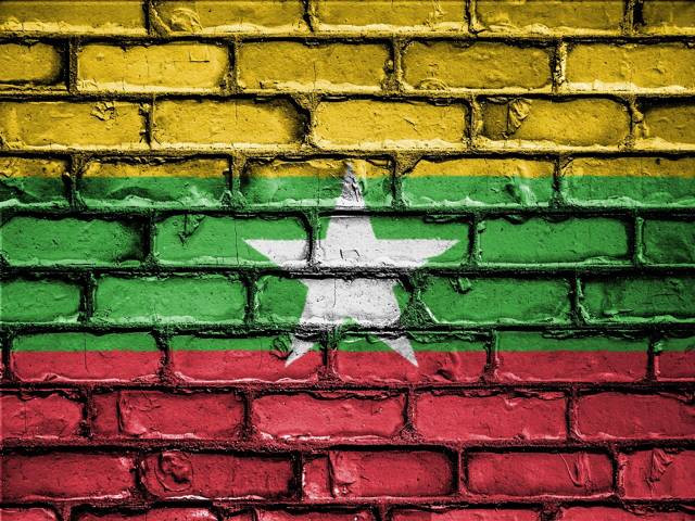 Ilustrasi bendera Myanmar (sumber: https://pixabay.com/id/photos/bendera-spanduk-bangsa-lambang-2526576/)