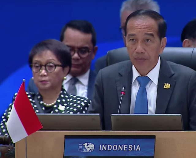 Presiden Jokowi didampingi Menlu Retno Marsudi memimpin sidang KTT WWF Bali, Senin (20/5/2024). Foto: Dok Tangkapan Layar Youtube Setpres