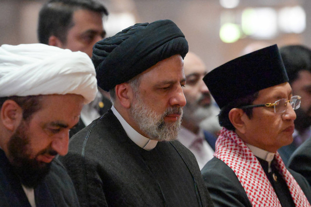 Presiden Iran Ebrahim Raisi (tengah) melaksanakan salat di Masjid Istiqlal, Jakarta, pada 24 Mei 2023. Foto: Bay Ismoyo/AFP