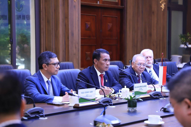 Mentan RI Andi Amran Sulaiman menggelar pertemuan bilateral dengan Mentan Vietnam, Le Minh Hoan di kantor Ministry of Agriculture Rural Development Vietnam (MARD), Minggu (19/5/2024). Foto: Dok. Kementan RI