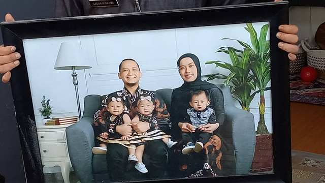 Foto Farid beserta Istri dan 3 anaknya yang kembar. Foto: Dok. kumparan
