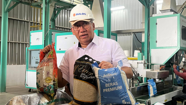  Direktur Utama Perum Bulog Bayu Krisnamurthi di Sentra Penggilingan Padi Karawang, Jawa Barat, Senin (20/5/2024). Foto: Widya Islamiati/kumparan