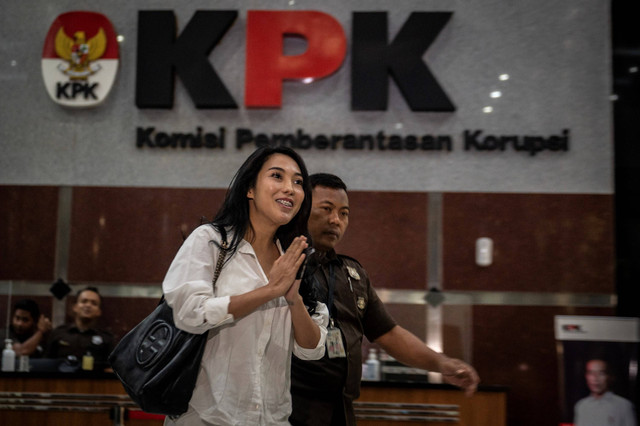 Penyanyi Nayunda Nabila berjalan keluar usai menjalani pemeriksaan sebagai saksi di Gedung Merah Putih KPK, Jakarta, Senin (13/5/2024). Foto: Bayu Pratama S/ANTARA FOTO