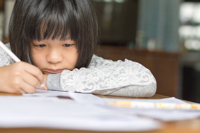 Anak stress belajar Foto: BlurryMe/Shutterstock