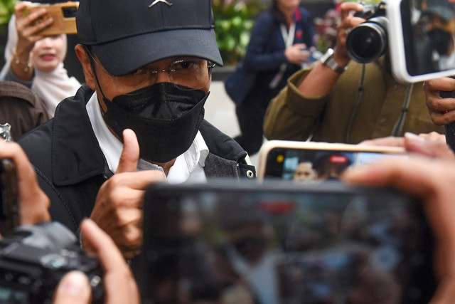 Mantan Kepala Bea Cukai Purwakarta Rahmady Effendy Hutahaean menghindari pertanyaan wartawan usai memberikan klarifikasi terkait Laporan Harta Kekayaan Penyelenggara Negara (LHKPN) dirinya di Gedung Merah Putih KPK, Jakarta, Senin (20/5/2024). Foto: Indrianto Eko Suwarso/ANTARA FOTO