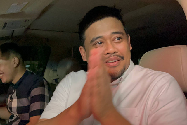 Bobby Nasution usai mendaftar pilgub via Gerindra Sumut, Senin (20/5/2024). Foto: Tri Vosa/kumparan