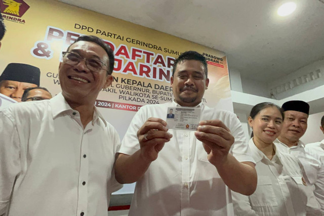 Bobby Nasution menunjukan kartu tanda anggota Partai Gerindra usai mendaftar pilgub via Gerindra Sumut, Senin (20/5/2024). Foto: Tri Vosa/kumparan